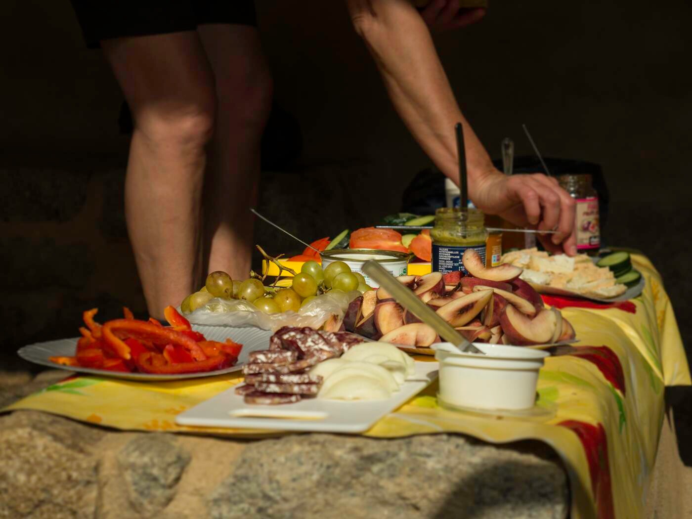 Korsikansk mad; salami, ost, peberfrugt, vindruer og andet frugt og grønt.