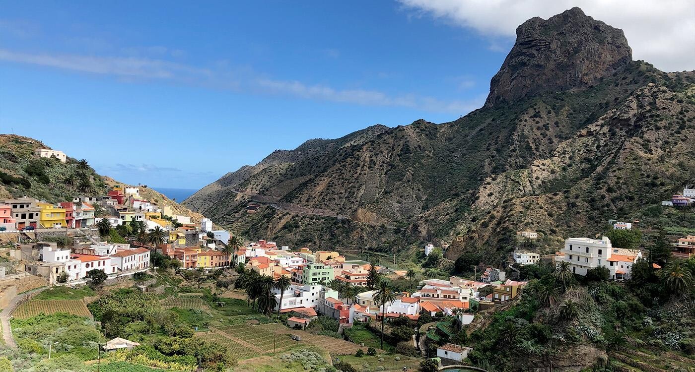 Byen Vallehermoso med bjerge og hav i baggrunden