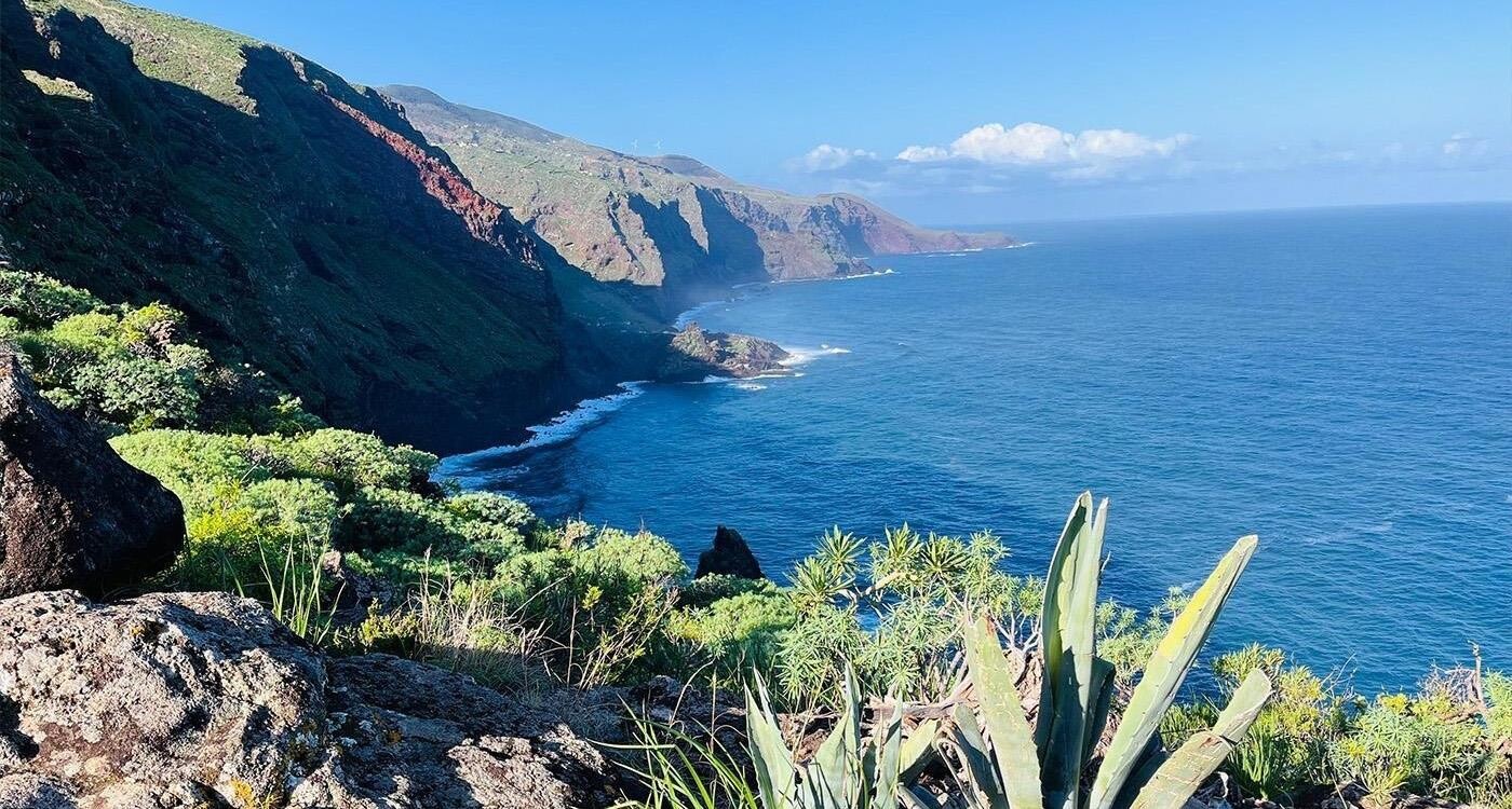 Udsigt over kyst og klipper på vandring fra Barlovento til Franceses