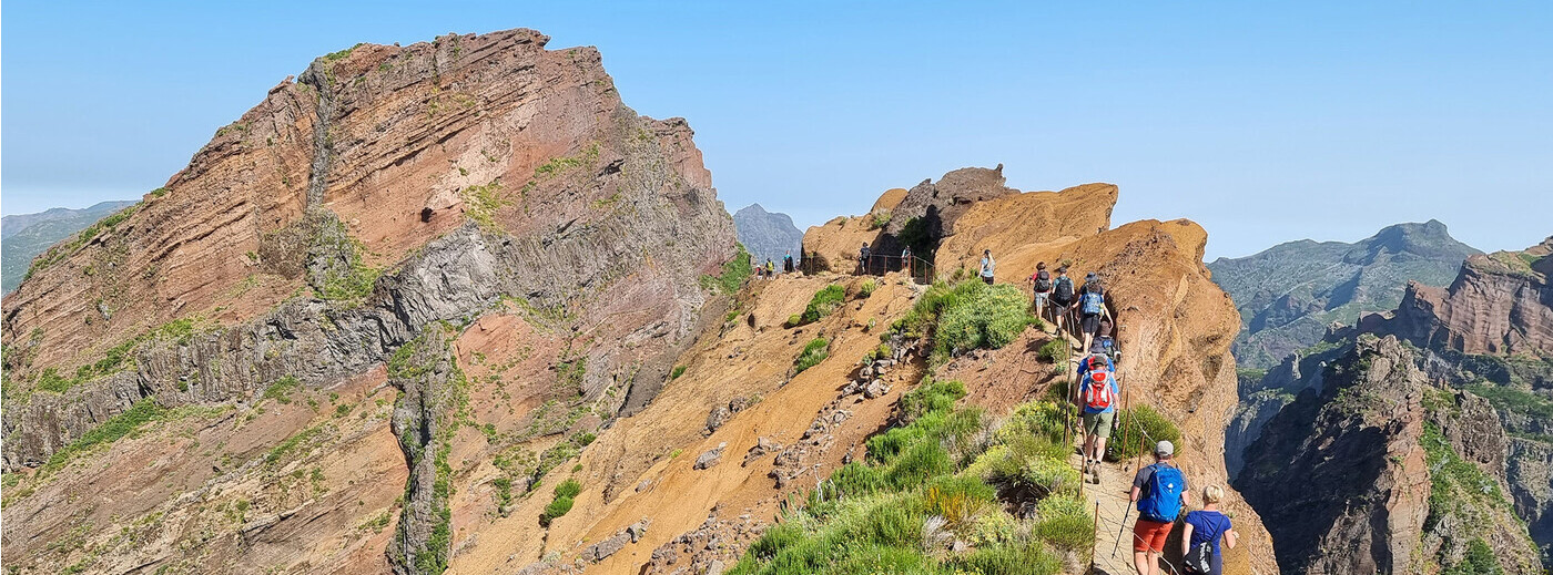 På vej hen over toppen fra Pico Do Arieiro til Pico Ruivo