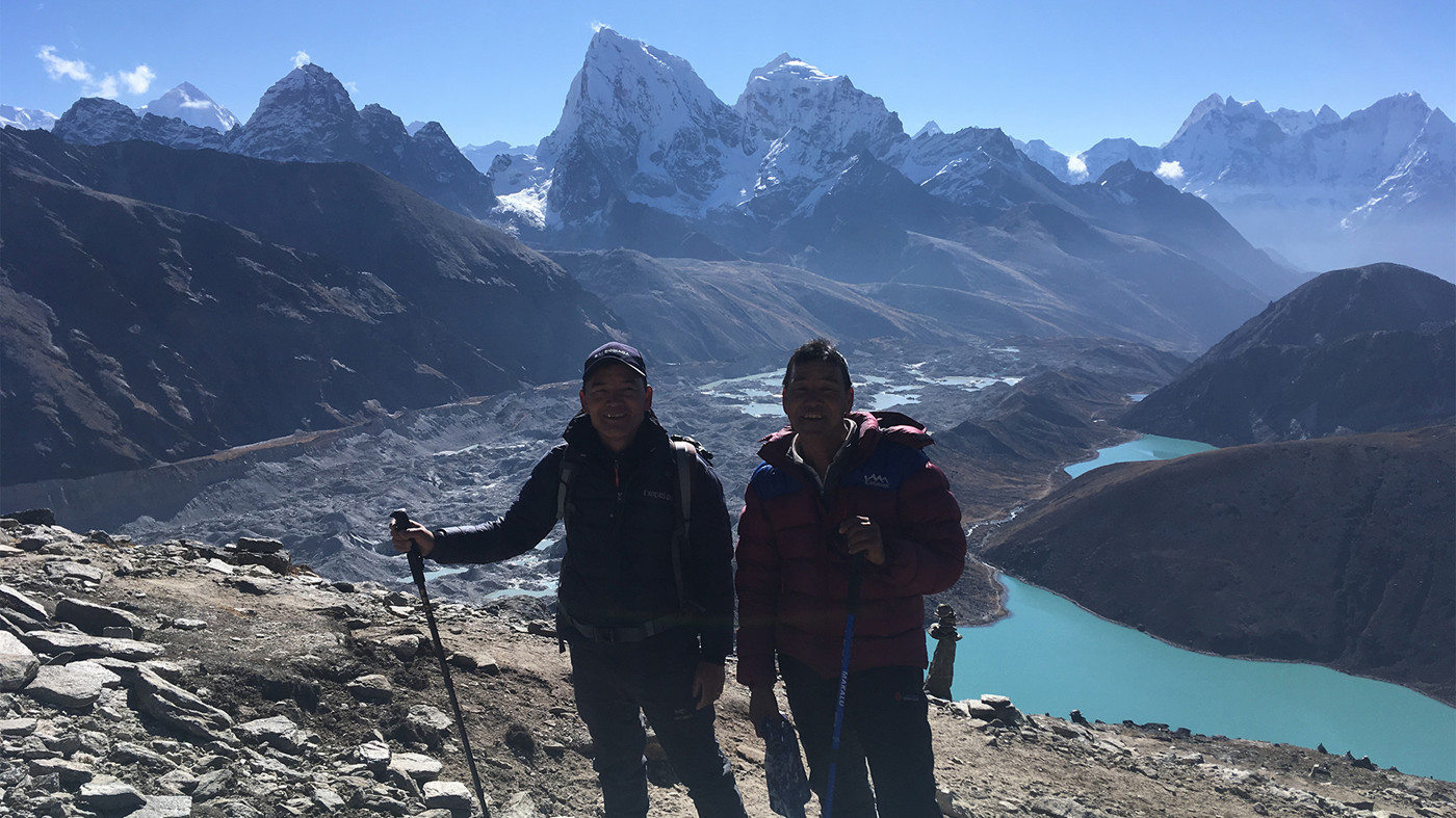 Trekking i Nepal ved smuk sø