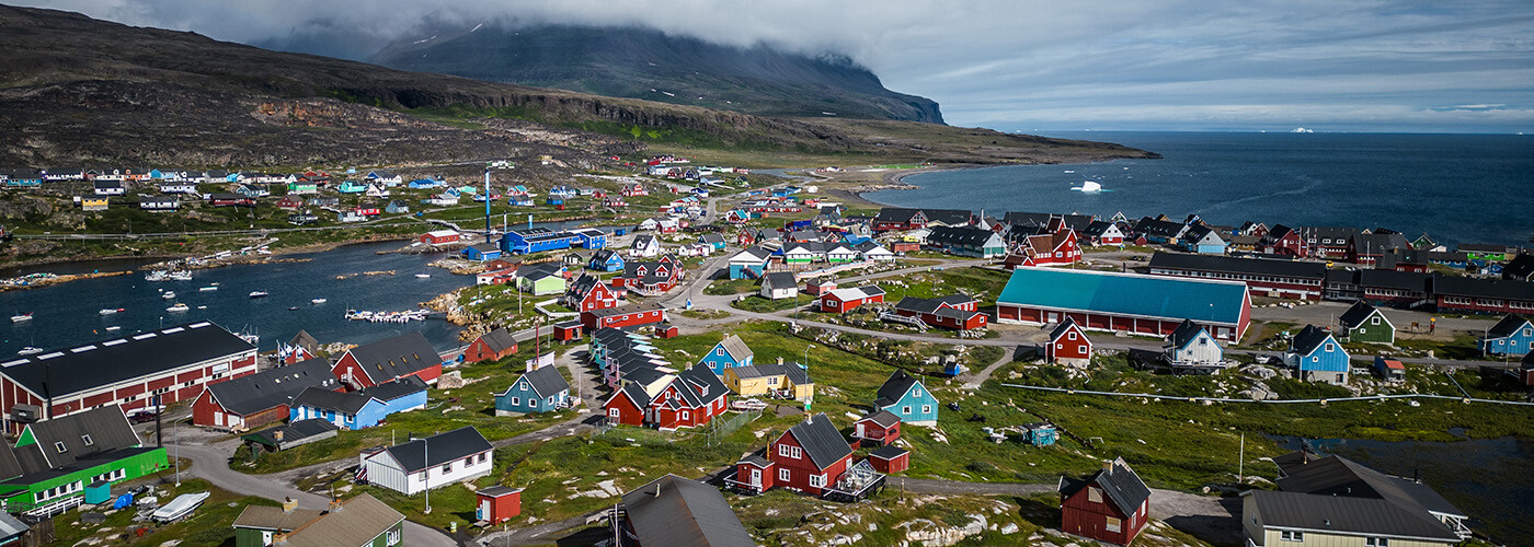 Qeqertarsuaq med basaltbjerge i baggrunden