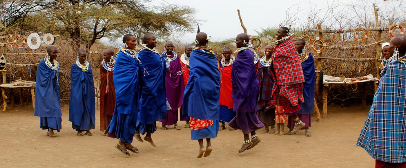 Hoppende masaikvinder i deres landsby