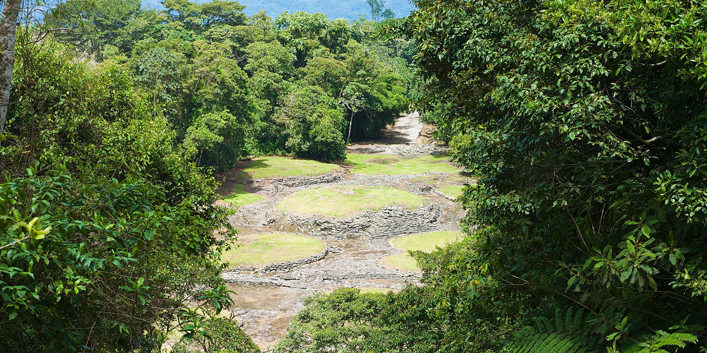 National Monument Guayabo omkredset af skov. 