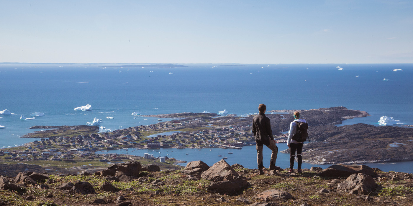 To personer nyder udsigten over havet. 