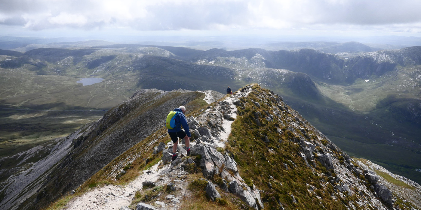 Vandring langs Mount Errigals bjergryg, med betagende udsigt over dalen.