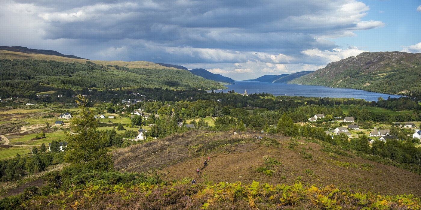 Udsigt over by med Fort Augustus og Loch Ness-søen i horisonten.