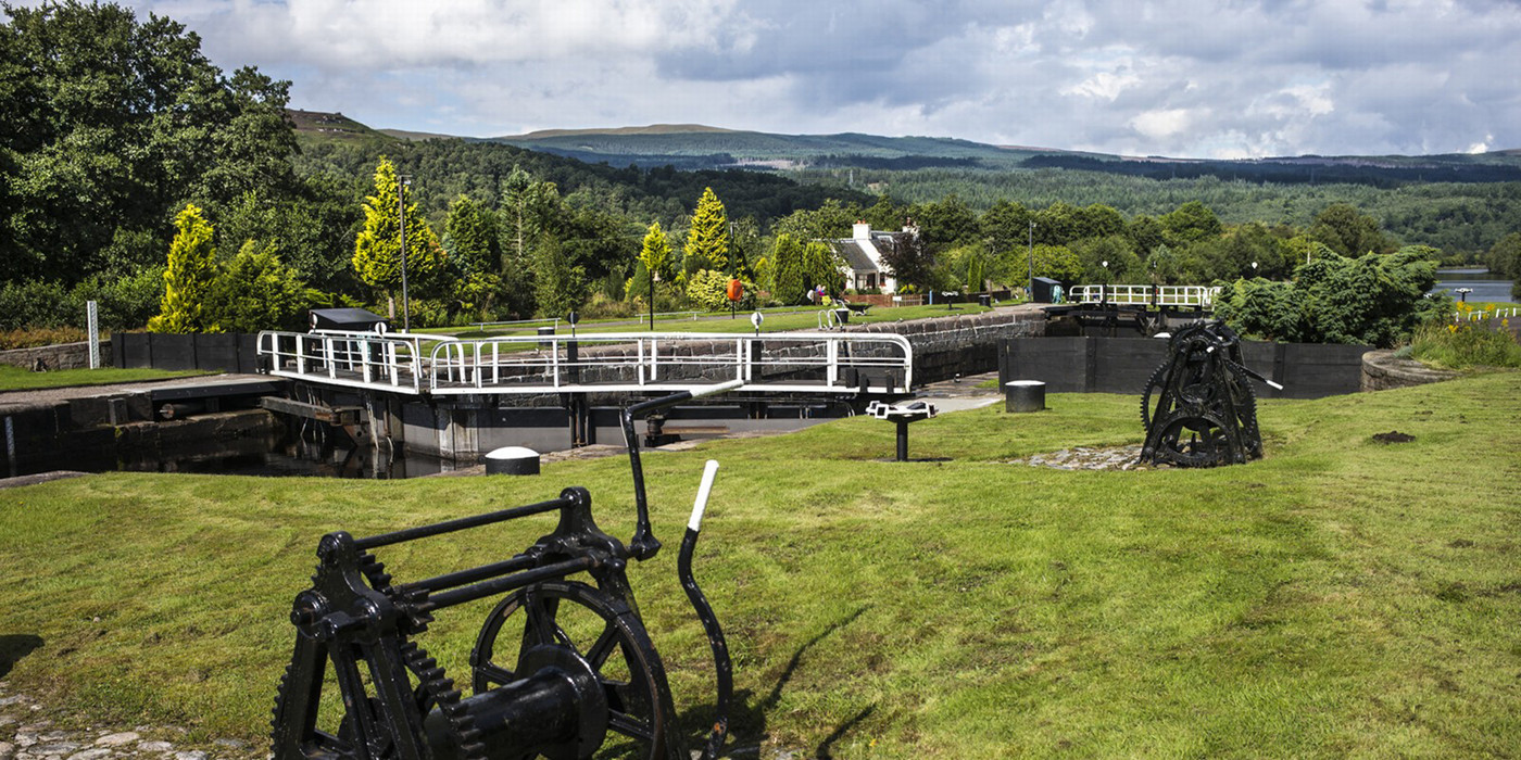Bro over "The Caledonian Canal" med sluser mekanismer, der kan åbne og lukke disse.