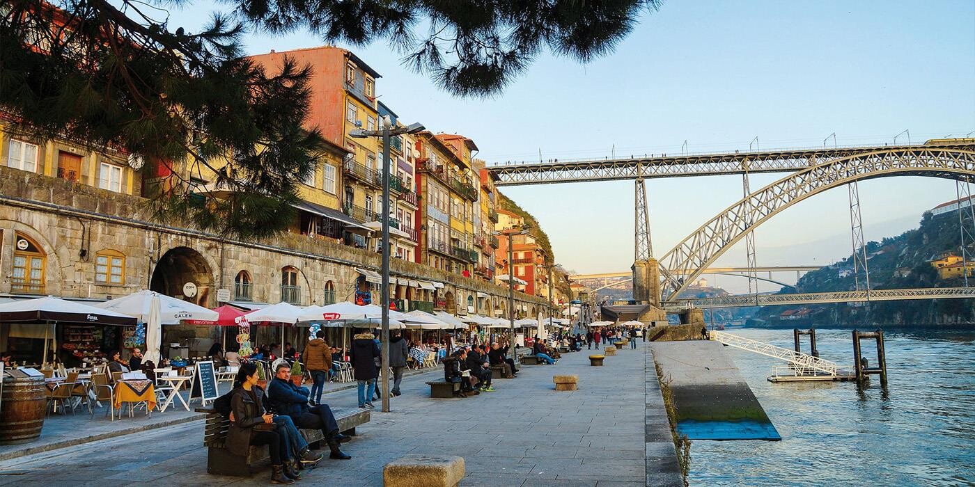 Havn med caféer i Porto