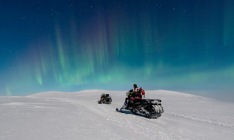 Nordlys på snescooter