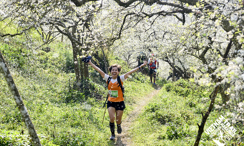 Løber gennem blomstrende træer i Vietnam