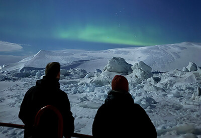 Nordlys og isfjelde