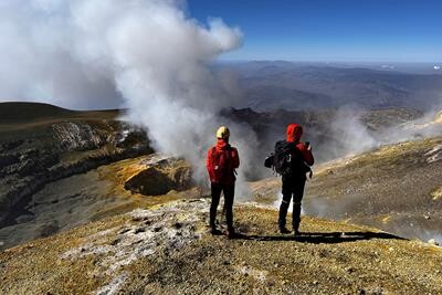 To personer kigger udover Mount Etnas kratere.