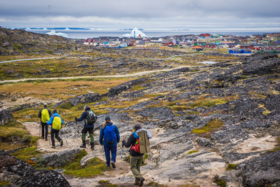 Vandring på Diskoøen med Qeqertarsuaq i baggrunden
