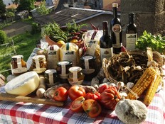 Bord fyldt med italienske delikatesser. 