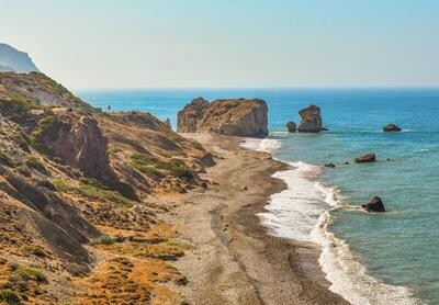 Strand og klipper ved Aphrodites klippe på Cypern. 