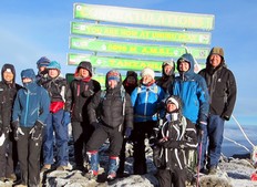 Gruppefoto på toppen af Uhuru Peak, Tanzania.