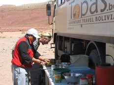 Tilberedning af måltid ved lastbil i Bolivia.