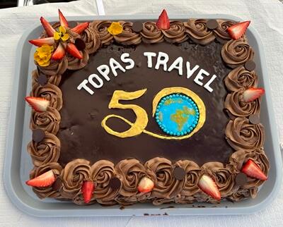Jubilæumskage i anledningen af Topas Travels 50-årsjubilæum.