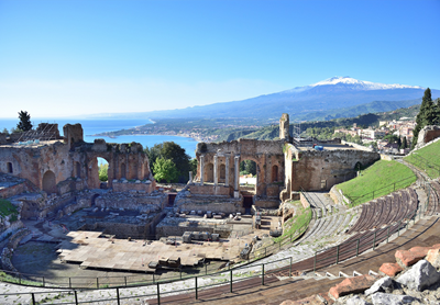 Gammelt, romersk teater i Taormina, Sicilien, med vulkanen Etna i baggrunden. 