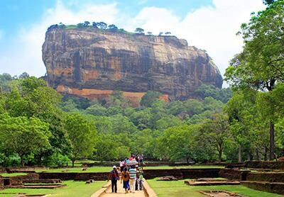Gruppe vandrer mod Sigiriya (Lions Rock) på Sri Lanka