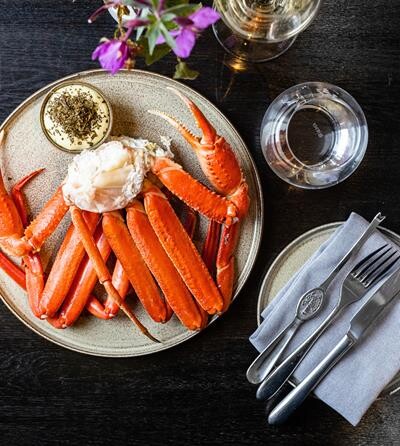 På restauranten serveres krabbe. 