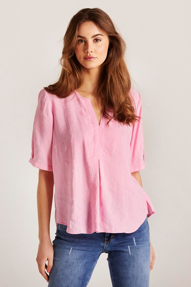 Lots of ​​cool blouses and nice shirts, buy them here