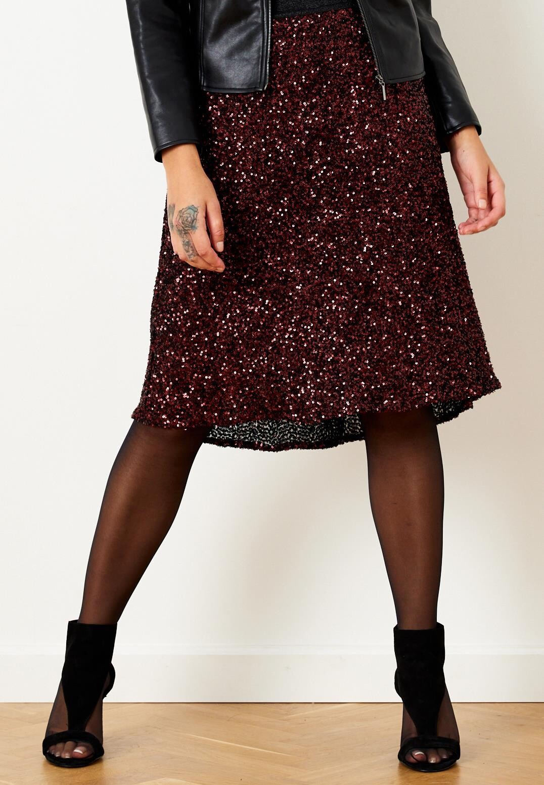 Front Bella Nederdel Farve: Rubi Red Størrelse: Dame