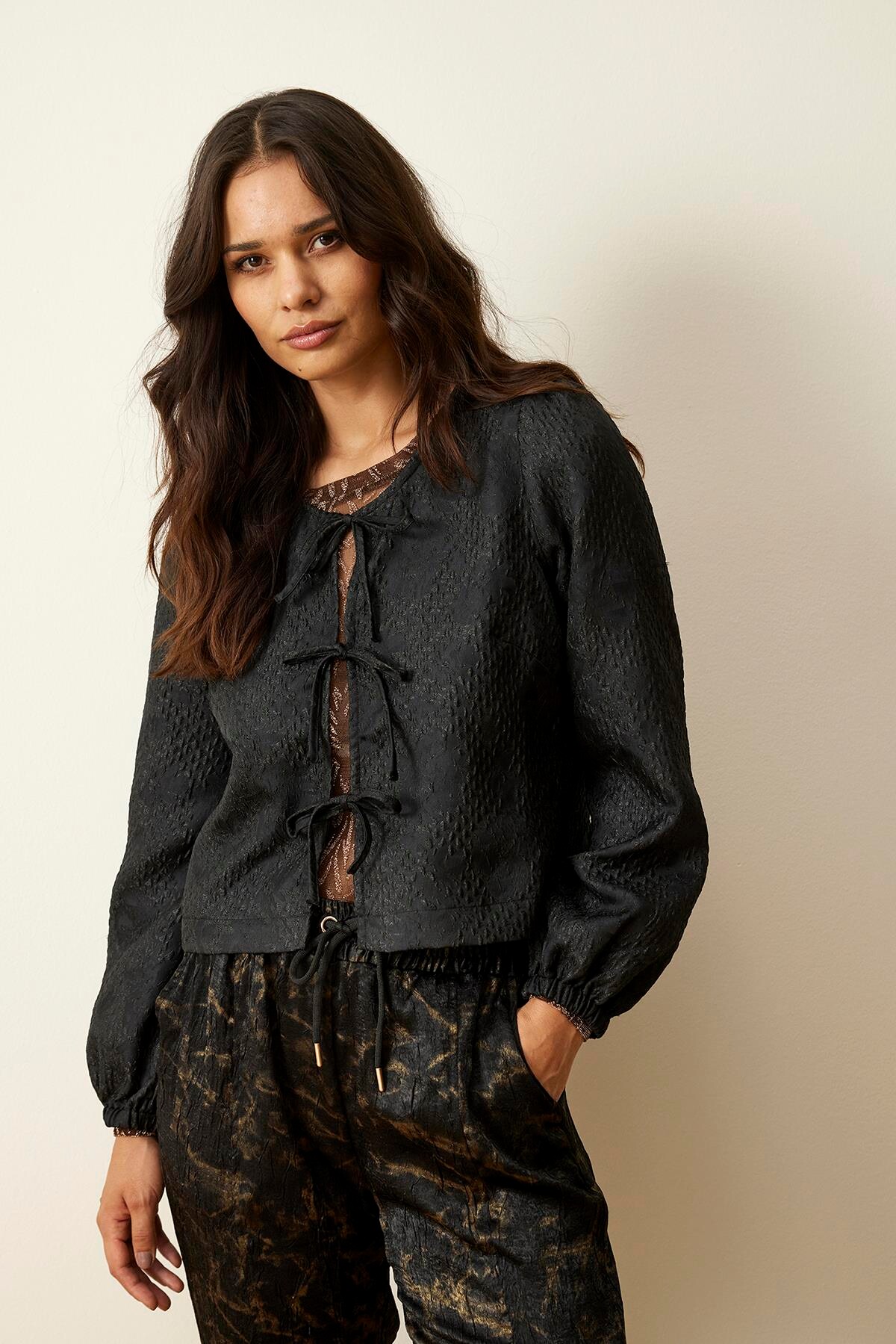 Front Hilva Cardigan Farve: Black Størrelse: Dame