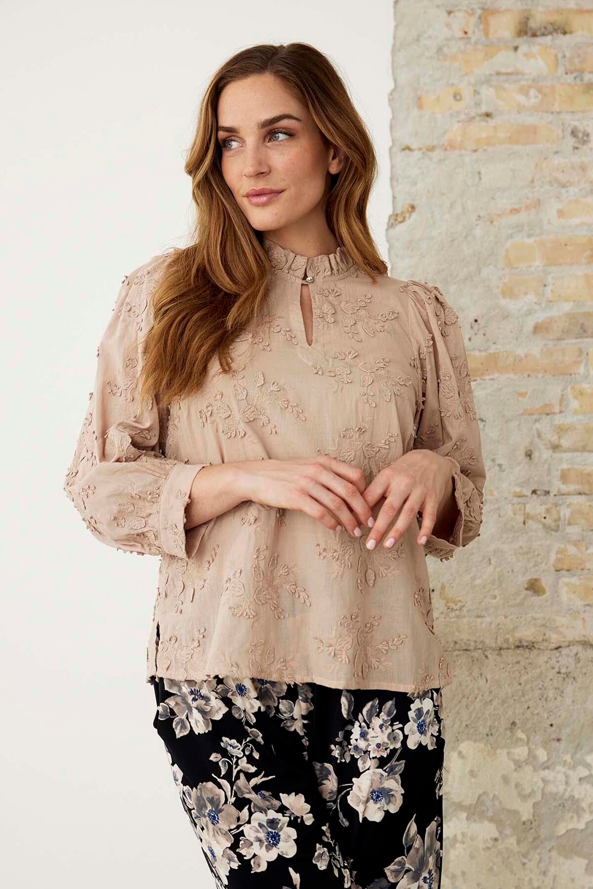 Front Grit Bluse Farve: Sand Størrelse: Dame