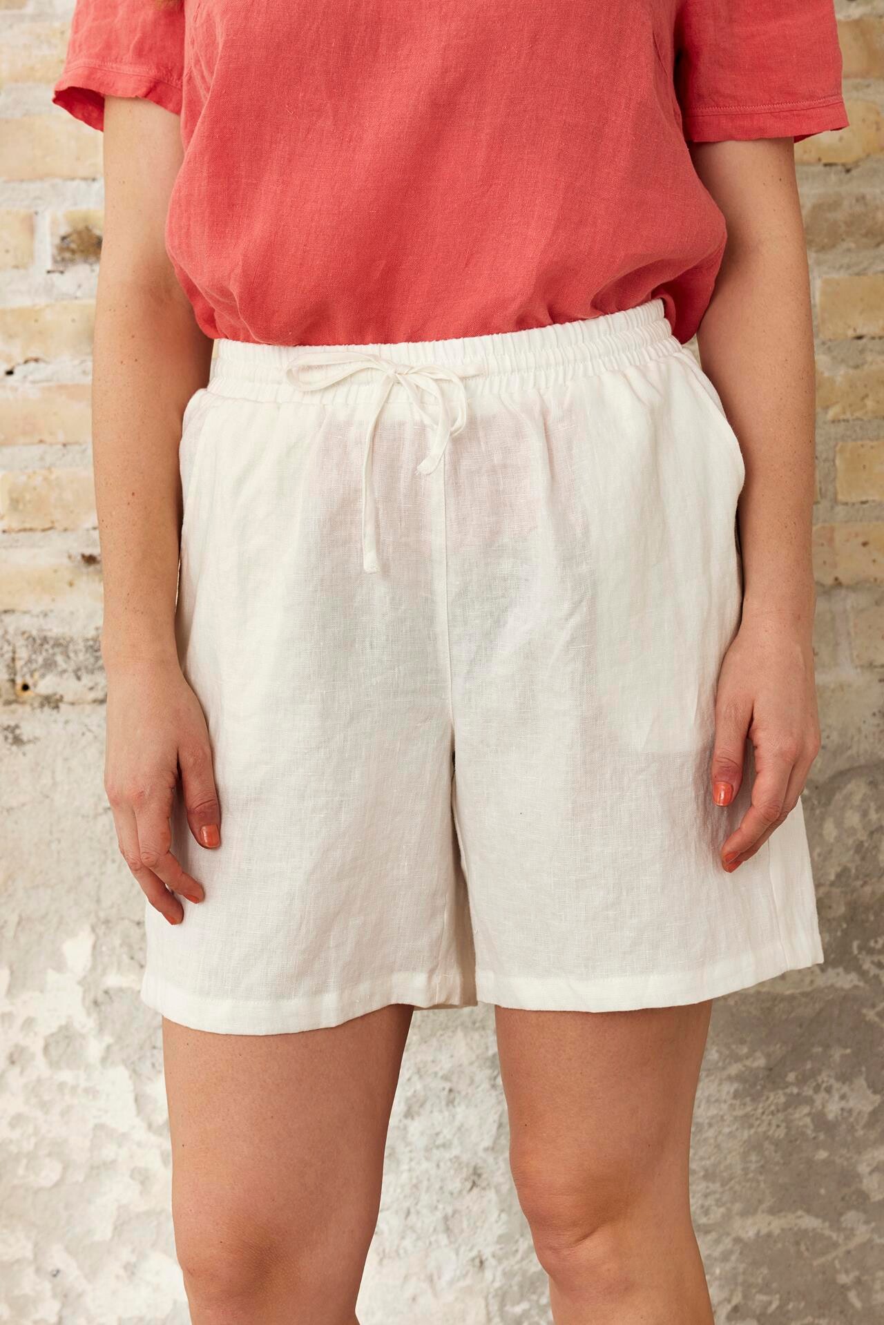 Se IN FRONT Linea Shorts, Farve: Off White, Størrelse: S, Dame hos Infront Women