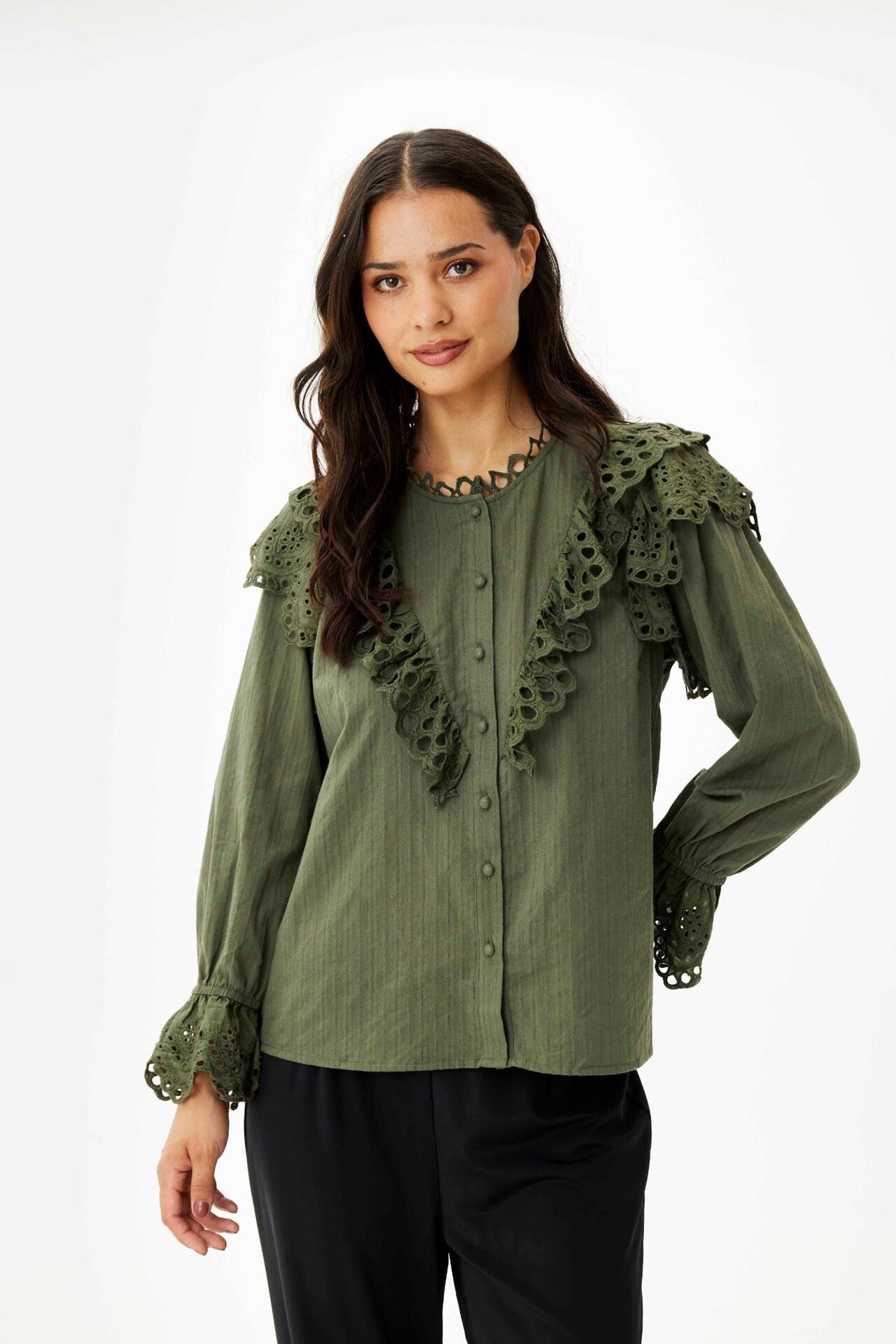 Front Lila Skjorte Farve: Army Størrelse: Dame