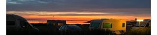 Topbilled- aften solnedgang med campingvogn
