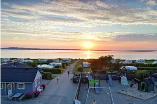 legeplads ny  med solnedgang