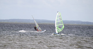 windsurfing to personer på fjorden
