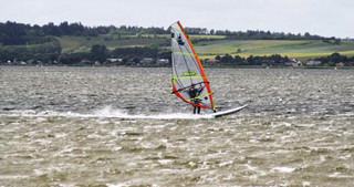 windsurfing en person