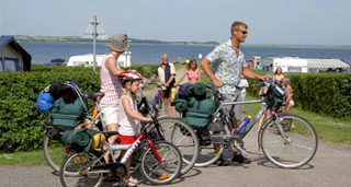 cykelferie familie på cykelsti