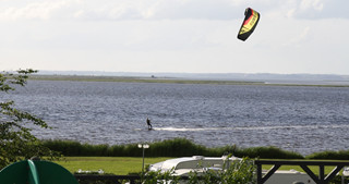 kitesurfing set over poolen