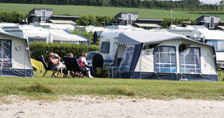 campingvogne ved stranden + familiehytter