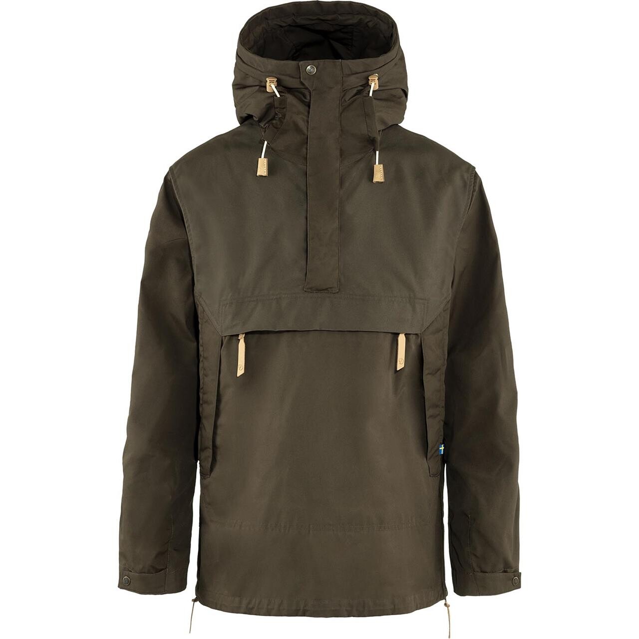 Fjällräven Anorak No. 8 til mænd i Dark Olive er den perfekte følgesvend til udendørs eventyr. Anorakken er fremstillet i det slidstærke G-1000 Eco, som kombinerer genanvendt polyester og økologisk bomuld, hvilket giver både vandafvisende og vindtætte egenskaber. Designet inkluderer forstærkninger på ærmerne for øget holdbarhed. Den praktiske hætte og de rummelige lommer sikrer, at du er godt rustet til alle vejrforhold.

- Slidstærkt G-1000 Eco-materiale
- Vandafvisende og vindtæt
- Forstærkninger på ærmerne
- Justerbar hætte for optimal pasform
- Rummelige lommer til opbevaring
- Ideel til udendørsaktiviteter og hverdagsbrug
