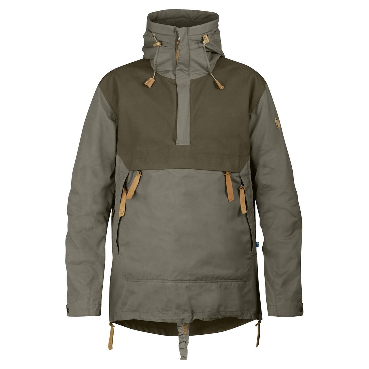 Fjällräven Anorak No. 8 til mænd i Dark Olive er den perfekte følgesvend til udendørs eventyr. Anorakken er fremstillet i det slidstærke G-1000 Eco, som kombinerer genanvendt polyester og økologisk bomuld, hvilket giver både vandafvisende og vindtætte egenskaber. Designet inkluderer forstærkninger på ærmerne for øget holdbarhed. Den praktiske hætte og de rummelige lommer sikrer, at du er godt rustet til alle vejrforhold.

- Slidstærkt G-1000 Eco-materiale
- Vandafvisende og vindtæt
- Forstærkninger på ærmerne
- Justerbar hætte for optimal pasform
- Rummelige lommer til opbevaring
- Ideel til udendørsaktiviteter og hverdagsbrug
