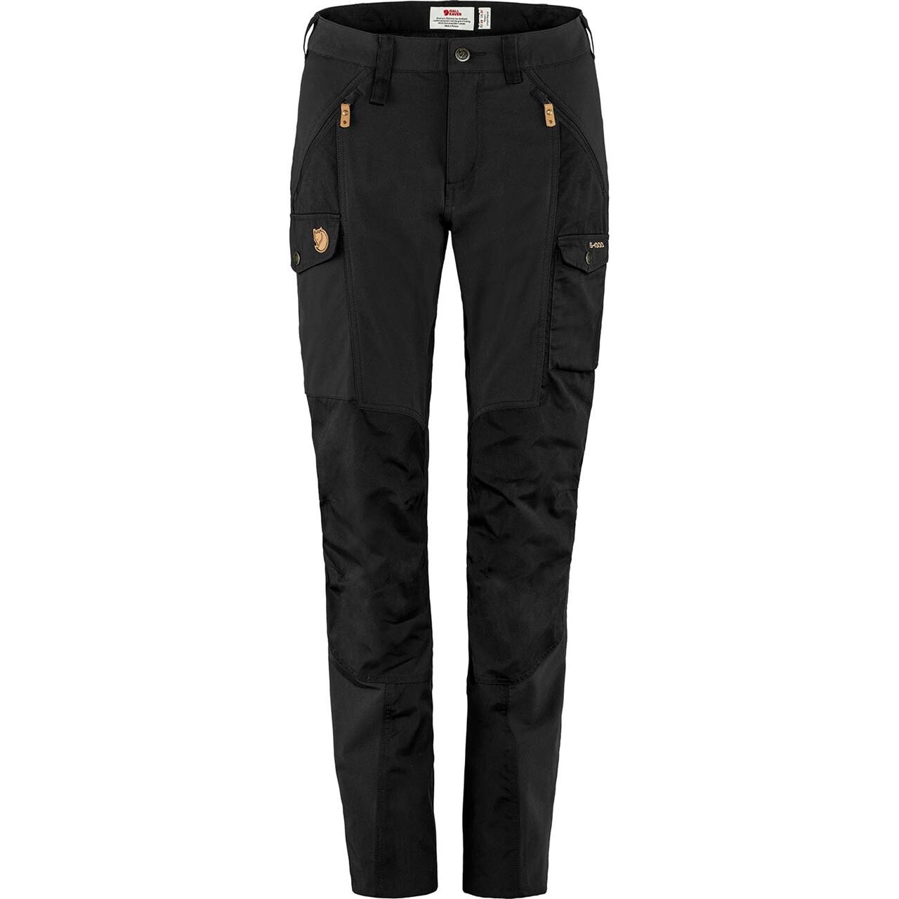 Fjällräven Nikka Trousers Curved Womens i sort er avancerede vandrebukser designet specifikt til den kvindelige figur. Bukserne har et curved fit, der giver ekstra plads til bagdel og lår, hvilket sikrer optimal komfort og bevægelsesfrihed under vandreture. De er lavet af slidstærkt og åndbart materiale, der kombinerer funktionalitet med stil. Bukserne er ideelle til både aktive udendørs eventyr og dagligdags brug, så du kan føle dig godt tilpas, uanset hvor du går.

- Curved fit, der tilpasser sig kvindens former.
- Slidstærkt og åndbart materiale.
- Designet til komfort og bevægelsesfrihed.
- Velegnet til både vandreture og hverdagsbrug.
- Praktiske lommer til opbevaring af småting.
- Stilfuldt og funktionelt design.