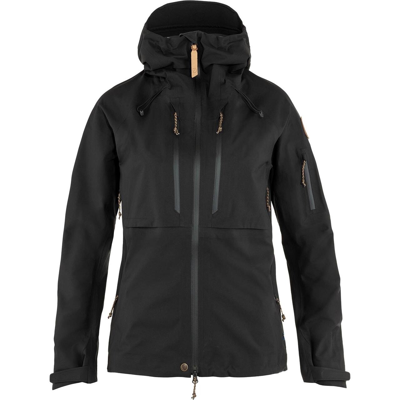 Fjällräven Keb Eco-Shell Jacket til kvinder i sort er den ultimative tekniske jakke til alle udendørs aktiviteter. Den innovative 3-lags membrankonstruktion i genbrugs-polyester sikrer fremragende vandtæthed og åndbarhed, samtidig med at den holder dig komfortabel i varierende vejrforhold. Jakken er desuden imprægneret uden fluorocarbon, hvilket gør den til et mere miljøvenligt valg. Med sit stilrene design og alsidige funktionalitet er Keb Eco-Shell ideel til både vandreture og hverdagens udfordringer.

- 3-lags membrankonstruktion for optimal beskyttelse.
- Fremstillet af genbrugsmaterialer for bæredygtighed.
- Fluorocarbon-fri imprægnering for miljøvenlighed.
- Høj vandtæthed og åndbarhed.
- Velsiddende pasform, der muliggør aktiv bevægelse.
- Et stort udvalg af anvendelsesmuligheder, fra udendørs eventyr til hverdagsbrug.