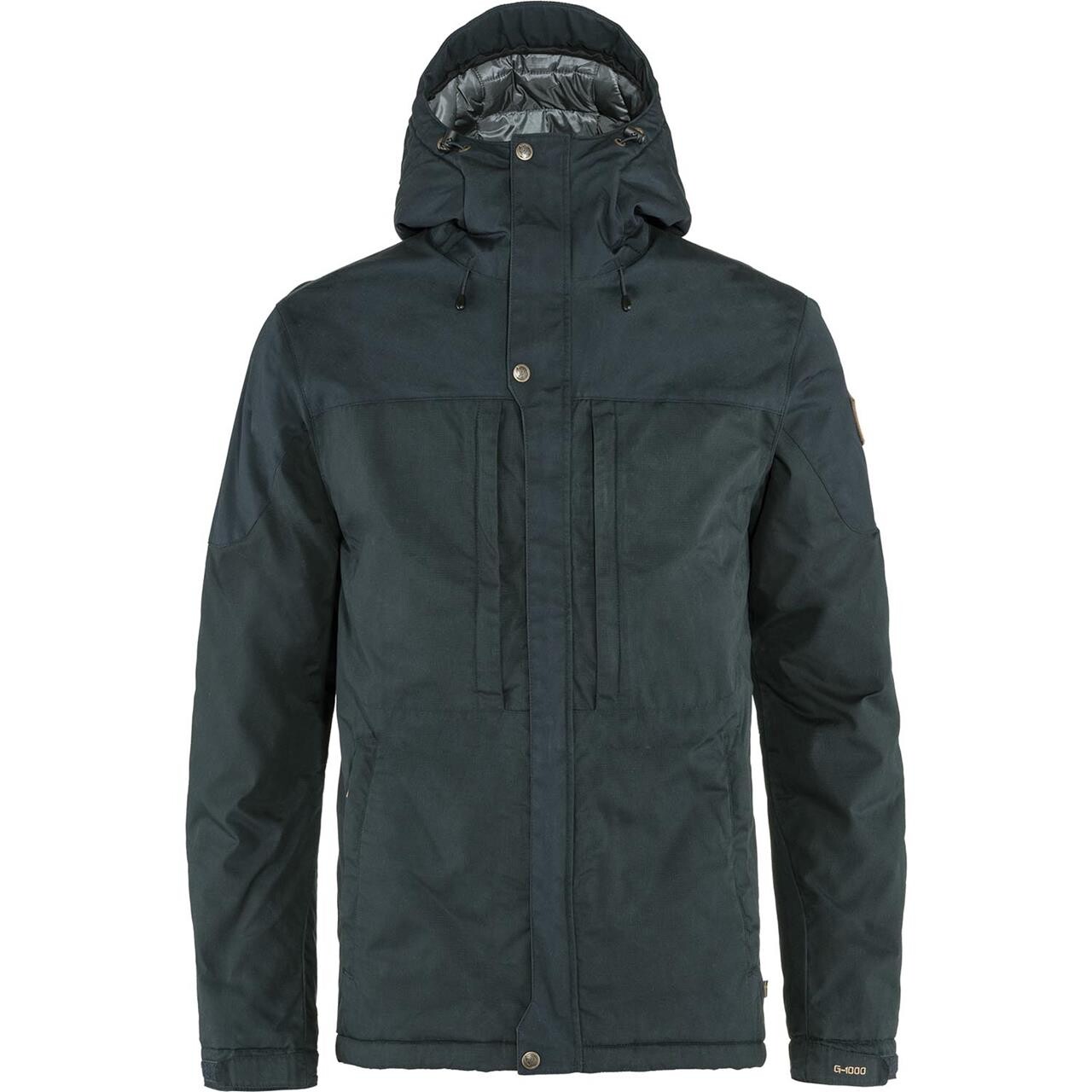 Oplev Fjällräven Skogsö Padded Jacket til mænd i Dark Navy – en let foret vinterjakke, der kombinerer stil med funktionalitet. Jakken er fremstillet af slidstærkt G-1000 Lite-materiale og har forstærkede skuldre i G-1000 Original, hvilket øger holdbarheden. Den er ideel til udendørs eventyr, hvor kvalitet og komfort er afgørende. Med sit tidløse design og praktiske detaljer er Skogsö Padded Jacket det perfekte valg til både hverdag og naturens udfordringer.

- Let og komfortabel vinterjakke
- Slidstærkt G-1000 Lite-materiale
- Forstærkede skuldre i G-1000 Original
- Ideel til udendørs aktiviteter
- Tidløst og stilfuldt design
- Praktiske detaljer for maksimal funktionalitet