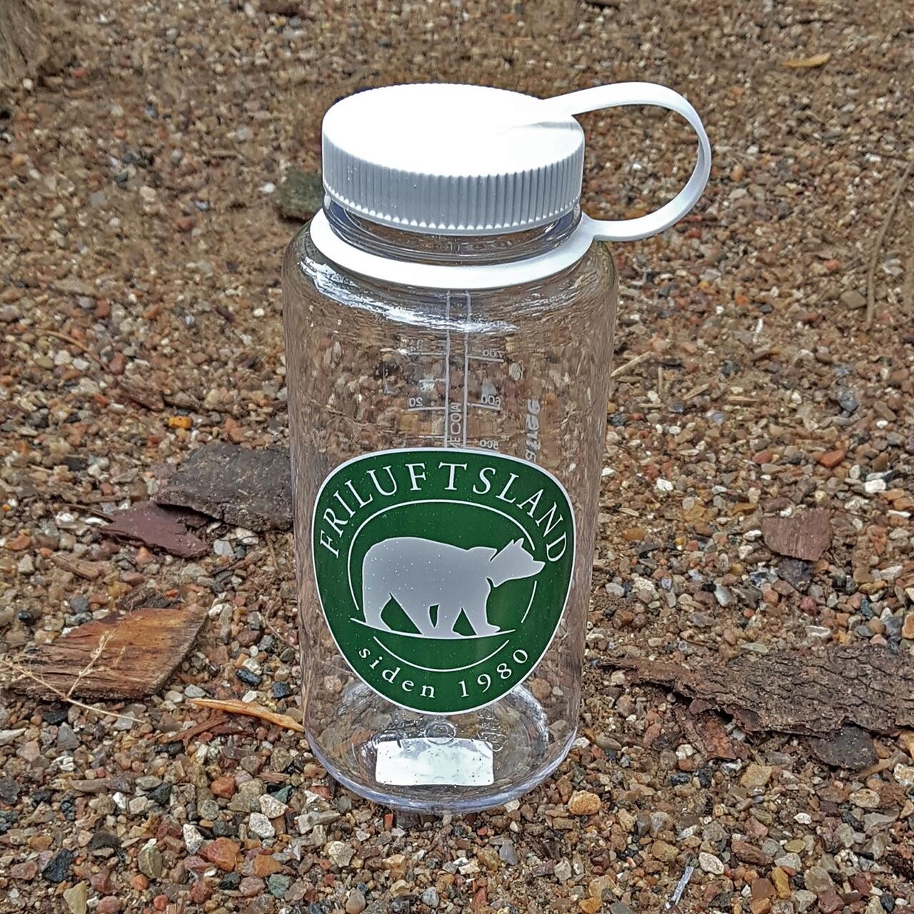 Se Nalgene Wide Mouth Bottle 1000 ml Logo (Hvid (CLEAR/WHITE/WHITE BEAR)) hos Friluftsland.dk