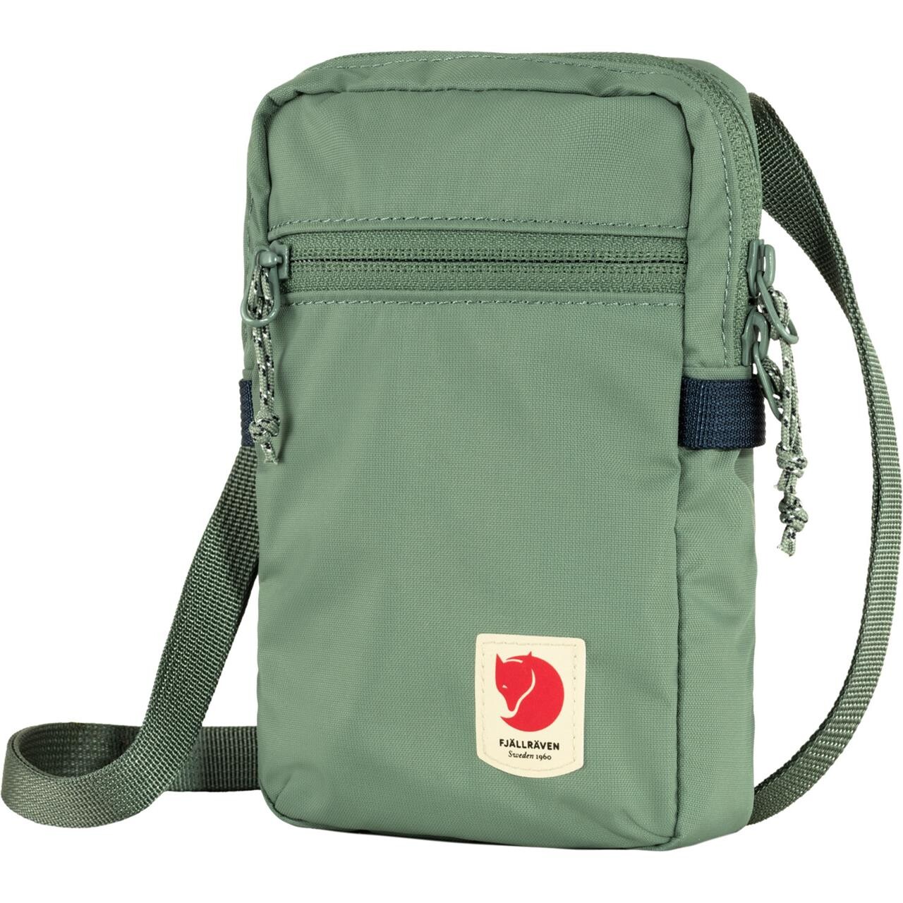 <p>Fjällräven High Coast Pocket er en robust og praktisk lommepung designet til aktivt udendørs brug. Den er konstrueret af slidstærkt, genanvendt polyester og har en simpel, minimalistisk form. Lommepungen indeholder et hovedrum med lynlås, et lille indvendigt rum og to eksterne lommer. Den er beregnet til opbevaring af nøgler, kort, smykker eller andre smågenstande under udendørs aktiviteter som vandreture, camping eller dagsture. Den er let og behagelig at bære, og den er designet til at modstå slitage. Mål: 12 x 18 x 5 cm.</p>
<ul>
  <li>Slidstærkt materiale: Konstrueret af genanvendt polyester.</li>
  <li>Rummelig hovedrum: Med kraftig lynlås for sikker opbevaring.</li>
  <li>Indvendigt rum: Lille rum til små genstande.</li>
  <li>Eksternt rum: To lommer til hurtig adgang.</li>
  <li>Let design: Nem at bære under udendørs aktiviteter.</li>
  <li>Fås i forskellige farver.</li>
</ul>