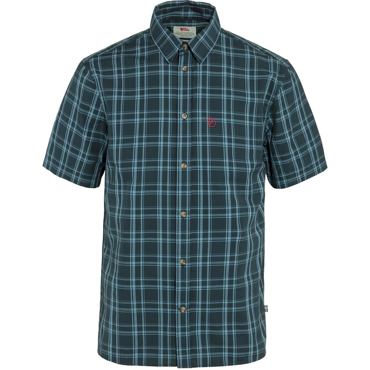 Fjällräven Övik Lite Shirt Men i farverne dark navy og dawn blue er den ultimative kortærmede skjorte til mænd, perfekt til varme sommerdage. Denne lette og luftige skjorte er fremstillet af åndbart materiale, der sikrer optimal komfort, selv når temperaturen stiger. Designet kombinerer funktionalitet med klassisk stil, så du både ser godt ud og føler dig godt tilpas. Skjorten er ideel til både hverdag og udendørs aktiviteter.

- Letvægts og åndbar kvalitet
- Perfekt til varme vejrforhold
- Klassisk og tidløst design
- Komfortabel pasform
- Hurtigtørrende og nem at vedligeholde
- Ideel til både hverdag og udendørs eventyr
