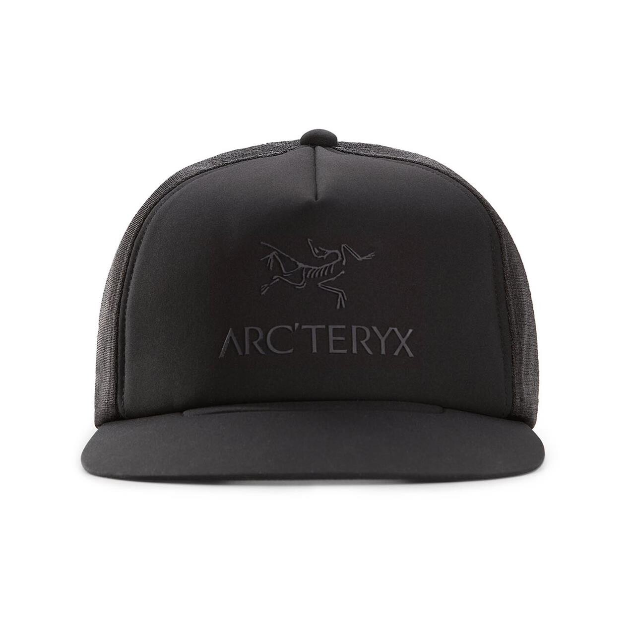 Se Arcteryx Logo Trucker Flat (Sort (BLACK) One size) hos Friluftsland.dk
