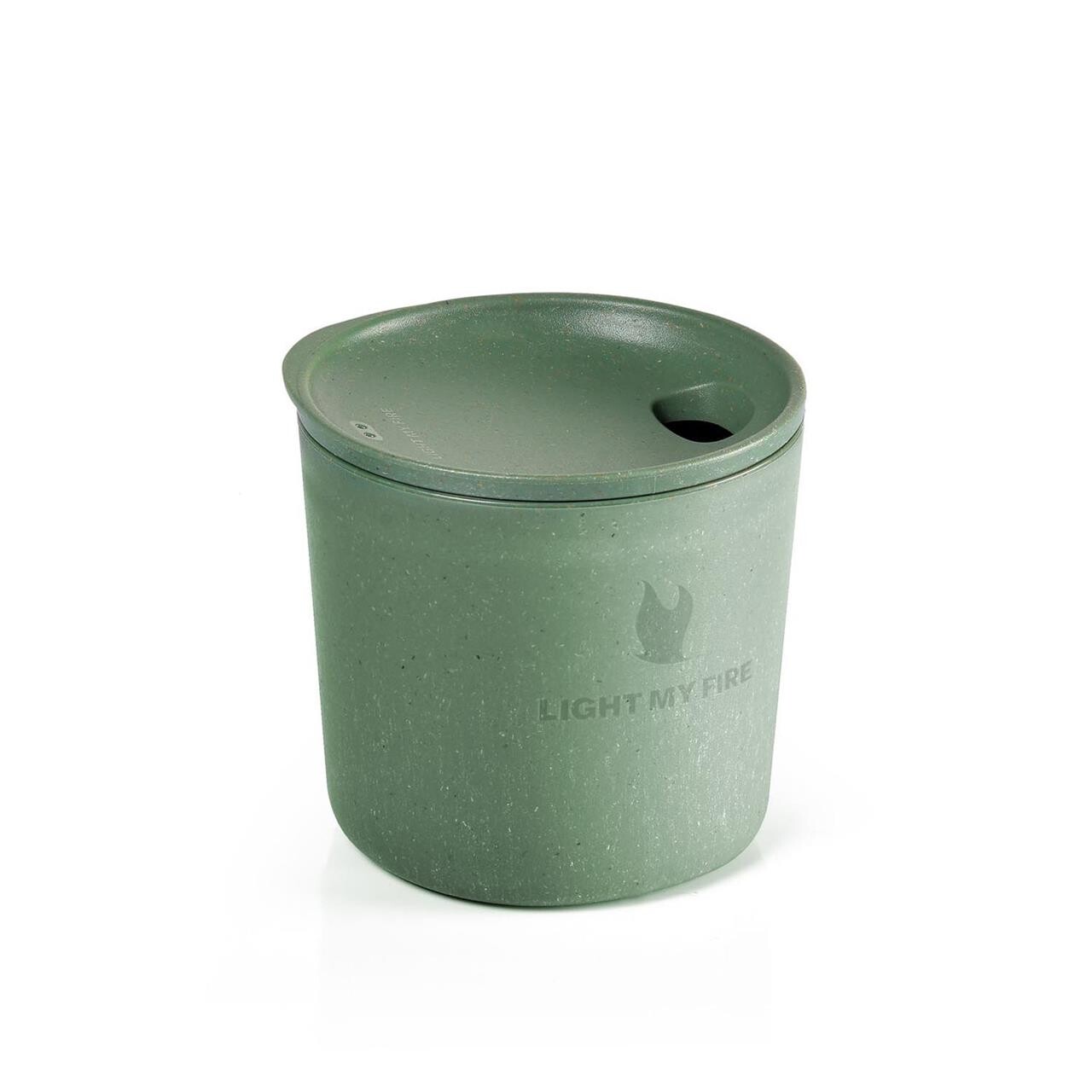 Oplev den stilrene og funktionelle Light My Fire Mycup'n Lid Short i sandgrøn. Denne kop er designet til både hverdag og friluftsliv. Med sit praktiske låg holder den dine drikkevarer varme i længere tid og minimerer spild. Den lette og robuste konstruktion gør den ideel til både camping og daglig brug. Den bæredygtige kop er fremstillet af materialer uden skadelige stoffer, hvilket sikrer, at du kan nyde din kaffe eller te med god samvittighed.

- Bæredygtig og sikker
- Let og transportabel
- Holdbar og robust konstruktion
- Praktisk låg til at holde på varmen
- Ideel til friluftsliv og hverdag
- Elegant sandgrøn farve