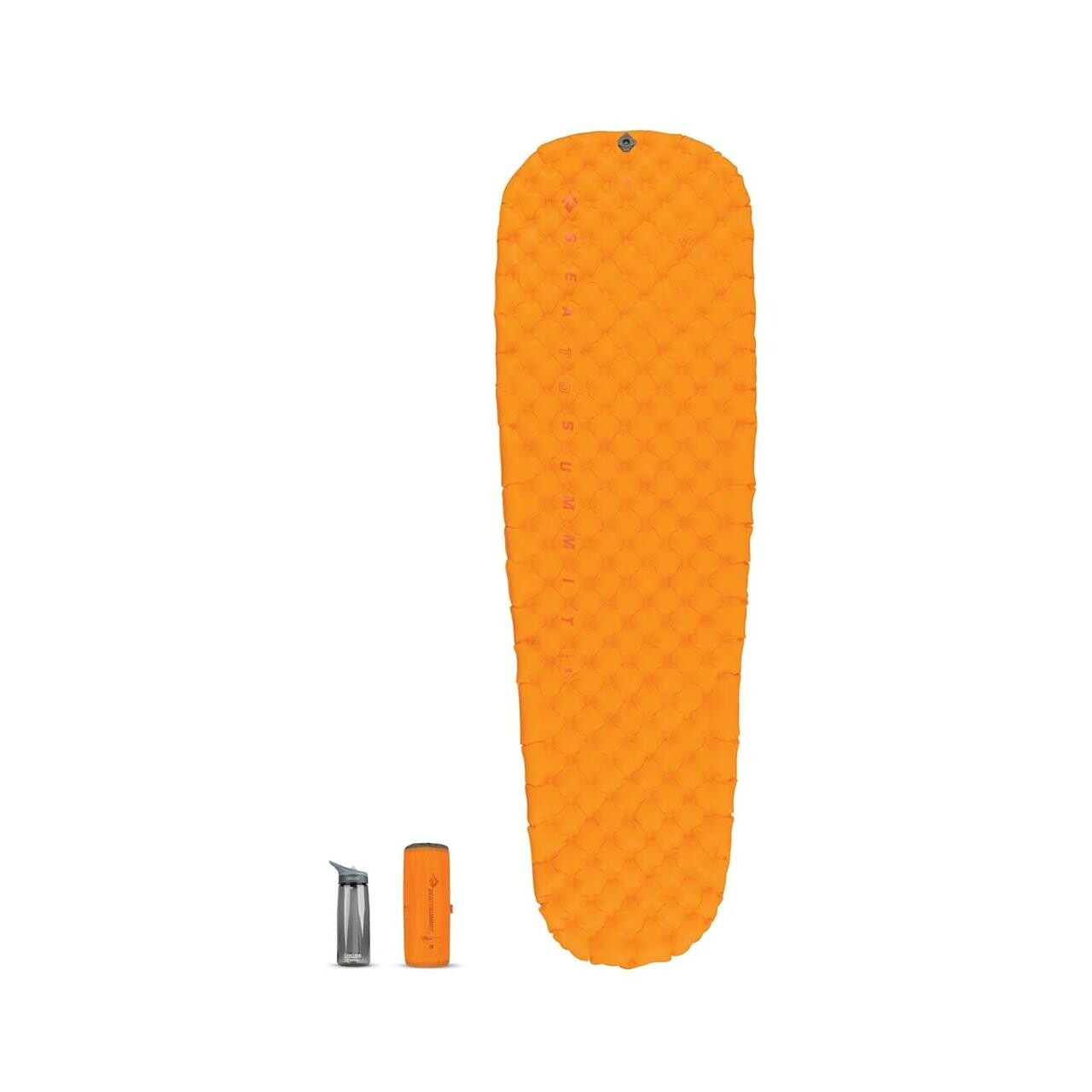 Oplev optimal komfort med UltraLight ASC Insulated Mat Large fra Sea to Summit. Dette liggeunderlag kombinerer enestående isolering med en imponerende lav vægt, hvilket gør det ideelt til både backpacking og camping. Dets innovative design sikrer en god nattesøvn, uanset hvor hårdt underlaget er, og det fylder minimalt i rygsækken. Det slidstærke materiale gør det holdbart og velegnet til alle former for eventyr.

**Hovedegenskaber:**
- Lette og kompakte dimensioner.
- Fremragende isolering, der giver varme og komfort.
- Slidstærkt materiale, der tåler barske forhold.
- Minimalistisk pakkestørrelse – perfekt til rygsæksrejser.
- Hurtig oppustning og deflatering.
- Optimal til brug på alle typer underlag.